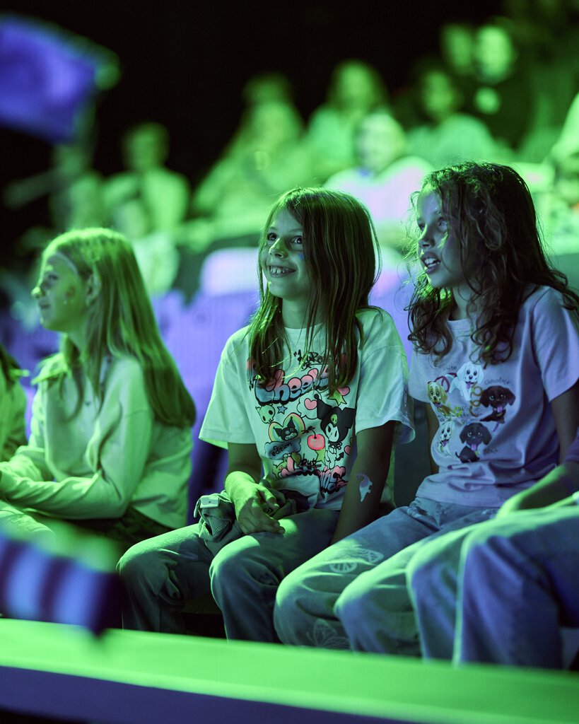 Hundrevis av barn i vill kamp