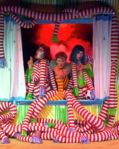 Hundrevis av barn i vill kamp