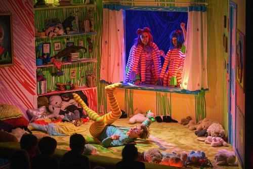 Hundrevis av barn i vill kamp