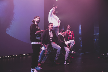 Blokk til blokk og kulturminister Abid Q. Raja