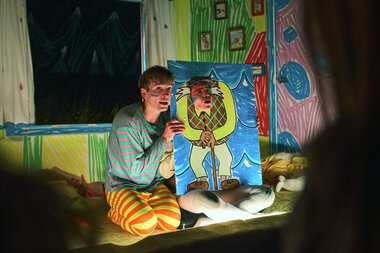 Hundrevis av barn i vill kamp