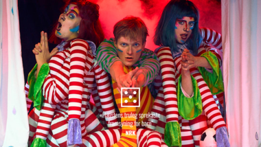 Hundrevis av barn i vill kamp