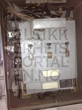 Brente ledninger i sikringsskap