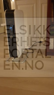 Varmeovn koblet til veggkontakt