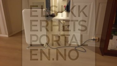 Varmeovn koblet til veggkontakt