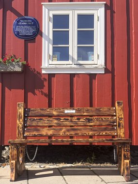 Benken ved stabburet i Jessheim sentrum