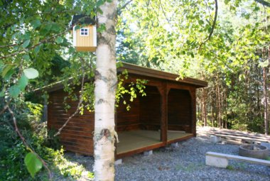 Gapahuk med fuglekasse Fladbyseter barnehage