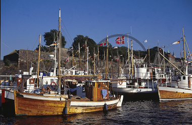 Fiskebåter foran Akershus festning
