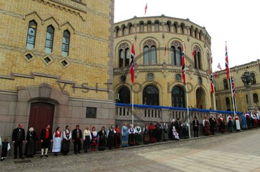 I bunad foran Stortinget