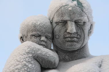 Frost på skulptur av kvinne med barn