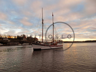 Skonnerten Helena kommer til havn.