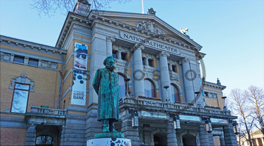 Henrik Ibsen utenfor Nationaltheatret