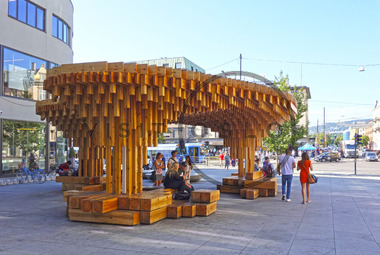 Treskulptur utenfor Vinkelgården på Majorstua