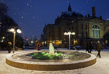 Vinterkveld ved fontenen på Nationaltheatret