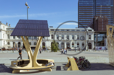 E-benk med solpanel ved Oslo S