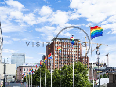 Regnbueflagg ved Youngstorget