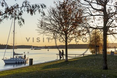 Solnedgang over fjorden ved Tjuvholmen