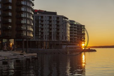 Solnedgang over fjorden ved Tjuvholmen