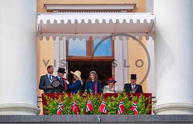 Kongefamilien hilser barnetoget