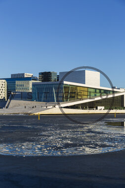 Operaen med isdekt fjord