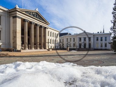 Universitetsplassen i vårsol