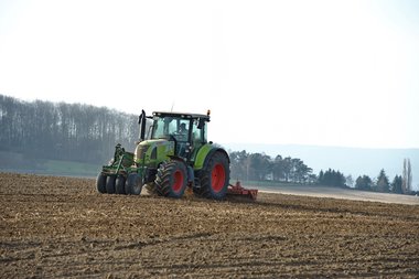 201203_Field_preparation_in_Northern_Germany