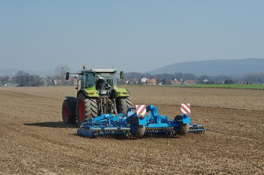 201203_Field_preparation_in_Northern_Germany