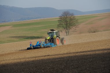 201203_Field_preparation_in_Northern_Germany