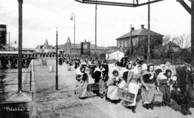 Polske roepiger ankommer Gedser, ca 1910