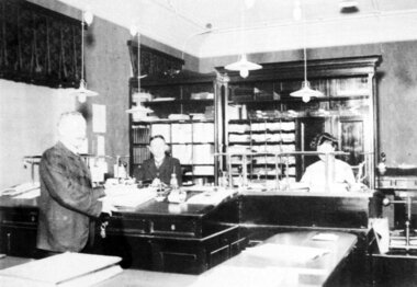 Nykøbingfabrikkens kontor o. 1915.