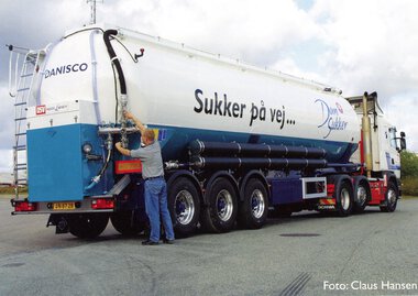 De første nymalede tankbiler ruller ud, 2002
