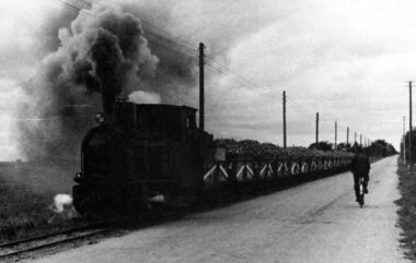 Roetog  langs  Rødby-Nakskov landevejen ca 1960