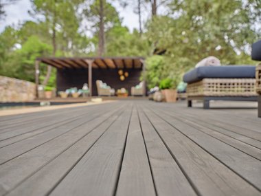 Concise lektegulv av lekt 34x45 og 34x70, grå