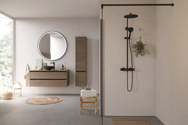 Nordisk baderom med sorte detaljer Nordisk baderom med sorte detaljer