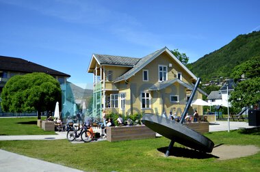 Det Gule Huset, Sogndal, Sognefjord