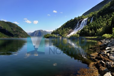 Furebergfossen, Maurangerfjorden