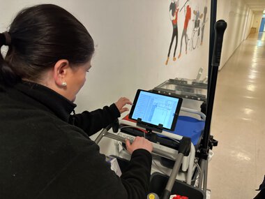 Gry Helen Sogn viser hvordan de bruker renhold sine nye nettbrett. 