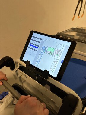 Gry Helen Sogn viser hvordan de bruker renhold sine nye nettbrett. 