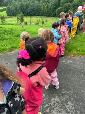 Fagerlund barnehage har fått ny sklie i barnehagen som ble åpnet med pomp og prakt.