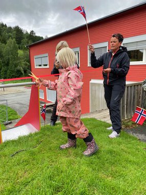 Fagerlund barnehage har fått ny sklie i barnehagen som ble åpnet med pomp og prakt.