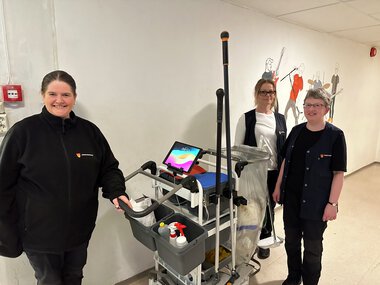 Fra venstre: Gry Helen Sogn, Linda Strand og Unni Morstad er renholdere på Gran ungdomsskole