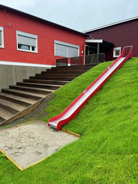 Fagerlund barnehage har fått ny sklie i barnehagen som ble åpnet med pomp og prakt.