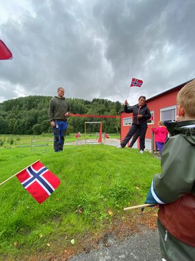 Fagerlund barnehage har fått ny sklie i barnehagen som ble åpnet med pomp og prakt.