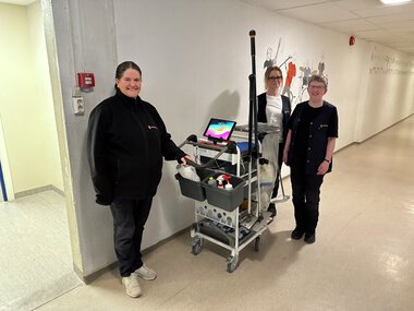 Fra venstre: Gry Helen Sogn, Linda Strand og Unni Morstad er renholdere på Gran ungdomsskole