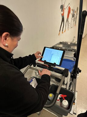 Gry Helen Sogn viser hvordan de bruker renhold sine nye nettbrett. 