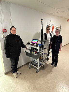 Fra venstre: Gry Helen Sogn, Linda Strand og Unni Morstad er renholdere på Gran ungdomsskole