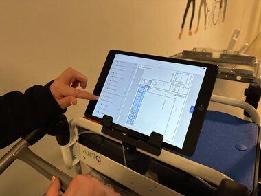 Gry Helen Sogn viser hvordan de bruker renhold sine nye nettbrett. 