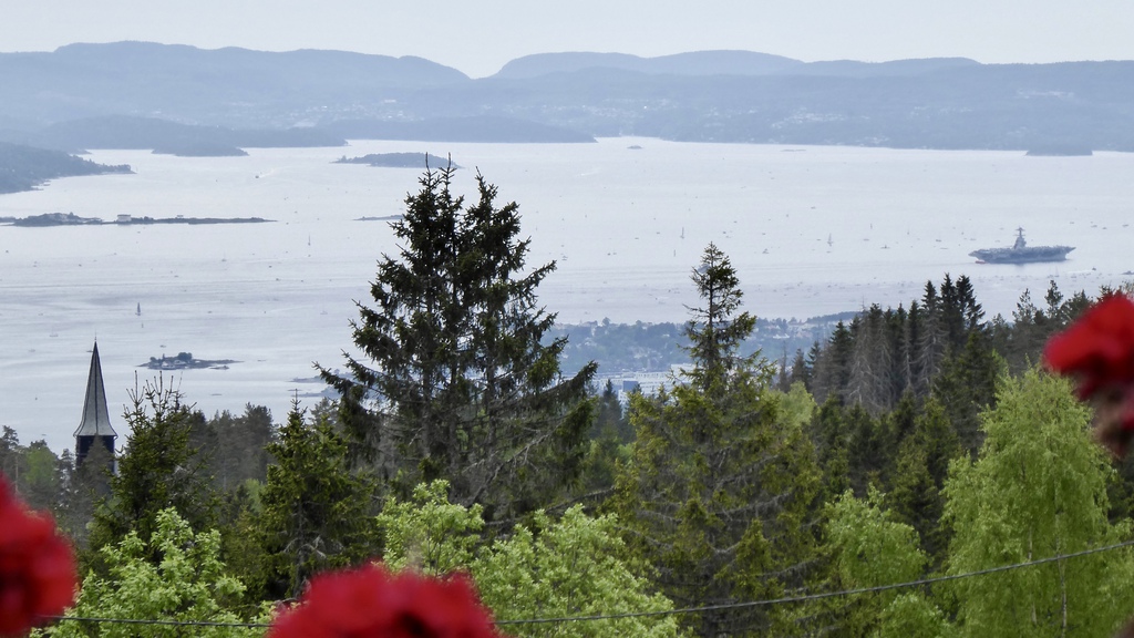 Kapell med blomster og krigsskiputsikt