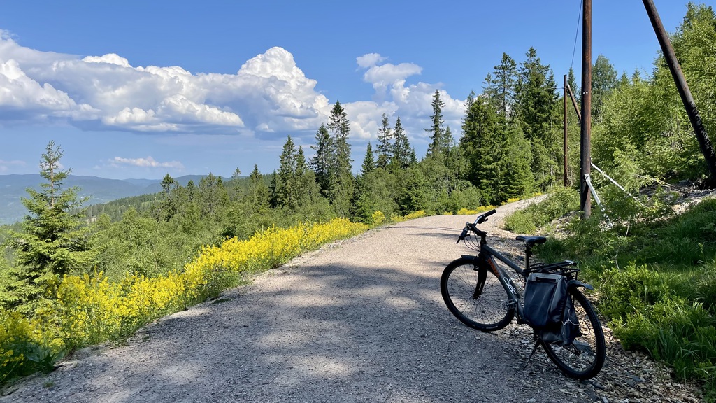 Skyer over Nordmarka på en varm dag