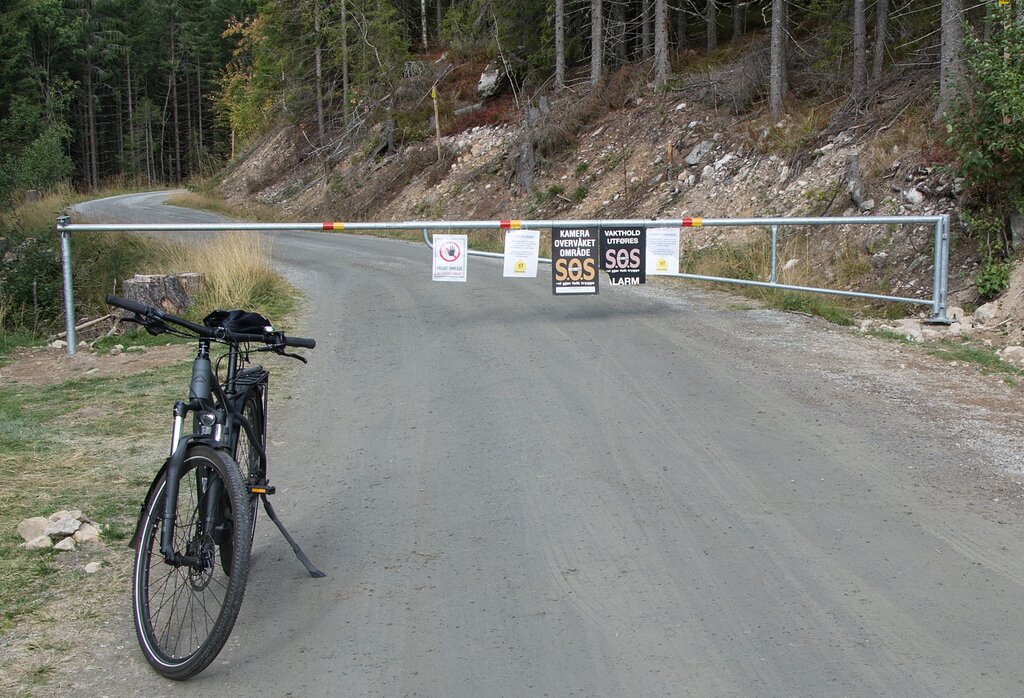 Farmeninnspilling og stengt veg